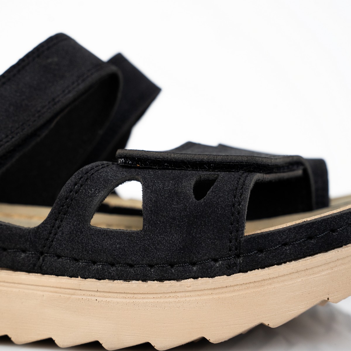 صندل حريمي شمواه تركي مستورد لون أسود بفرش طبي ونعل بلوتان طبي بارتفاع 3 سم